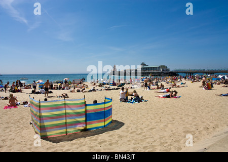 Familientag am Strand von Bournemouth, Dorset an der englischen Südküste im Sommer. Stockfoto