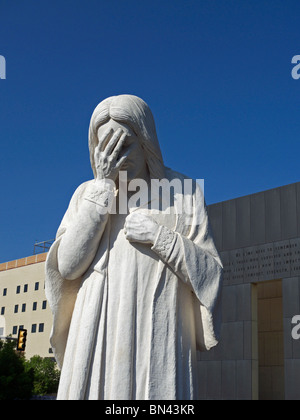 Die Skulptur mit dem Titel "Und Jesus Wept" angrenzend an das Oklahoma City National Memorial. Stockfoto