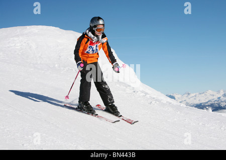 Kind Skifahren einen Hang hinunter, Startstelle, Österreich Stockfoto