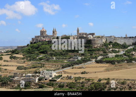 Ummauerten Stadt Mdina (Città Vecchia) von Mtarfa, St Pauls Cathedral (ganz links) und Fontanella Tea Gardens (rot/weiße Sonnenschirme). Zentrale Malta Stockfoto