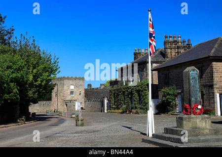 Das Dorf grün und Krieg-Denkmal an Ripley Dorf, Yorkshire Dales, England, UK Stockfoto