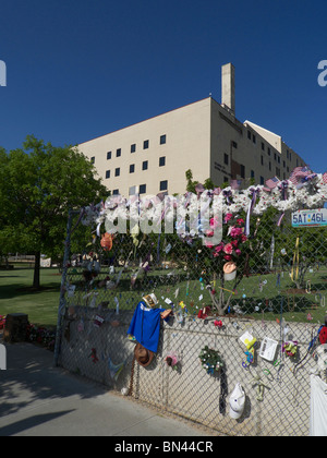 Artikel der Erinnerung auf dem Zaun an der Oklahoma City National Memorial. Stockfoto