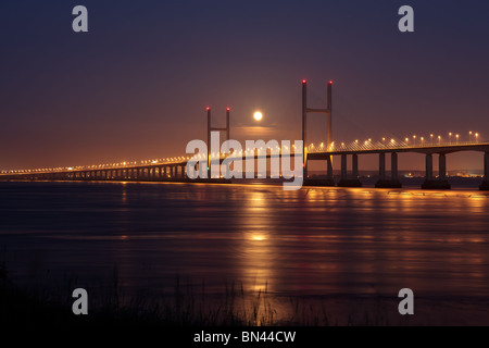 Der Vollmond steigt über die zweite Severn-Brücke. Stockfoto