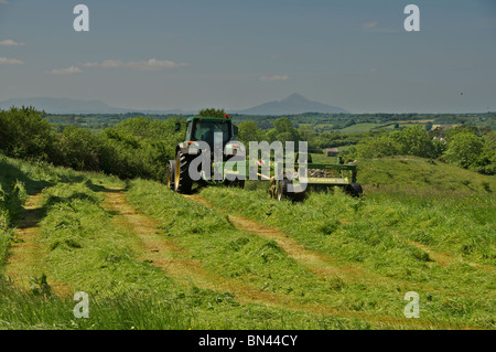 Ein Landwirt Schnitt Heu im Westen von Irland Stockfoto