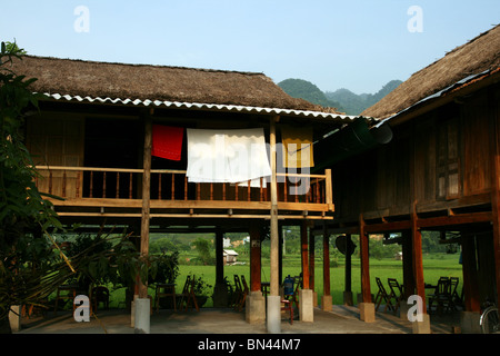 Hölzerne Pfahlhaus im Mai Chau Tal, Vietnam Stockfoto