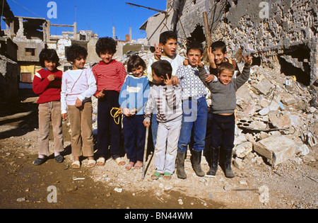 Kinder vor der zerstörten Häuser palästinensischen Lager Libanon 1986 Stockfoto