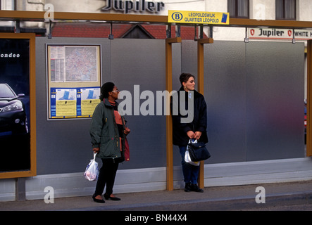 Frauen Sie zwei an Bushaltestelle Stadt Brüssel Brüssel Hauptstadt Region Belgien Europas Stockfoto