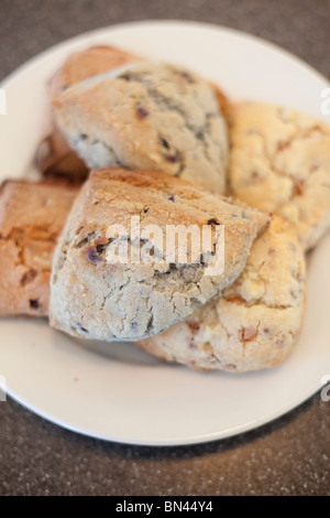 Sortierte Scones auf einem Teller. Stockfoto