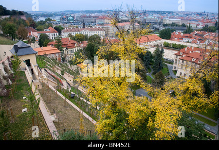 Blick von der Dachterrasse aus den hinteren Eingang zur Burg, Prag Stockfoto