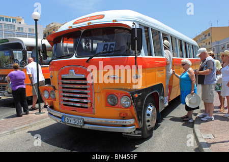 Klassische alte Malteser bus EBY 506 noch im täglichen Einsatz. Busse sind Privatbesitz und laufen auf den Strecken von Familiengruppen organisiert. Stockfoto