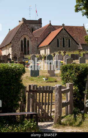 Tor zu der Kirche und Kirchhof von Str. Marys Kirche in Selborne küssen Stockfoto