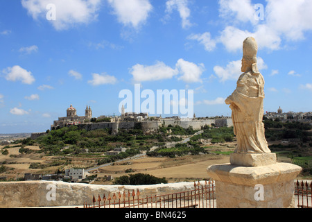 Ummauerten Stadt Mdina (Città Vecchia) von Mtarfa, St Pauls Cathedral (ganz links) und Fontanella Tea Gardens (rot/weiße Sonnenschirme). Zentrale Malta Stockfoto