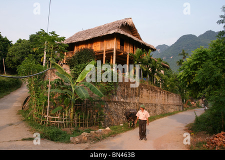 Hölzerne Pfahlhaus im Mai Chau Tal, Vietnam Stockfoto