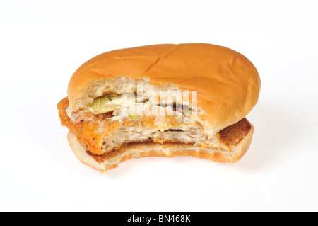 McDonalds McChicken Sandwich mit Biss genommen es auf weißem Hintergrund ausschneiden. Stockfoto