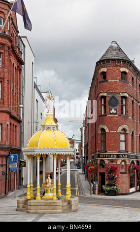 Die Jaffe-Brunnen, Ehren Daniel Joseph Jaffe, neben gebisslose Bar, in der Nähe von Victoria Square in Belfast, Nordirland, Vereinigtes Königreich. Stockfoto