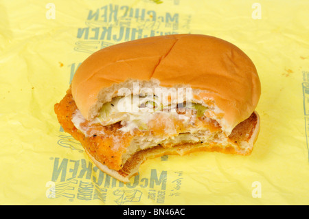 McDonalds Mcchicken Sandwich auf Wrapper mit Biss, die es auf der Verpackung entnommen. Stockfoto