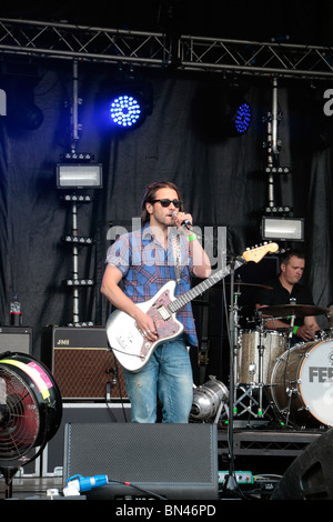 Grant Nicholas, Führer Sänger der britischen Popgruppe Feeder, während eines Soundchecks in Richmond Rugby Club. Juni 2010 Stockfoto