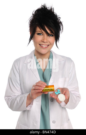 Junger Arzt mit verschreibungspflichtigen Medikamenten lächelnd auf weißem Hintergrund Stockfoto