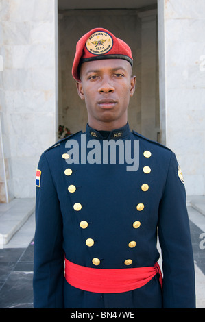 Ein Wachmann steht am Eingang des Mausoleums Altar de la Patria im Park Parque Independencia in Santo Domingo, Dominikanische Republik Stockfoto