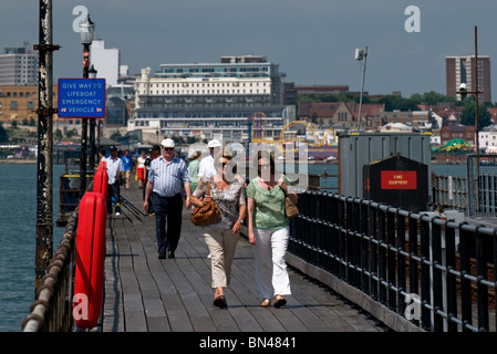 Menschen zu Fuß entlang der Southend Pier in Essex. Foto von Gordon Scammell Stockfoto