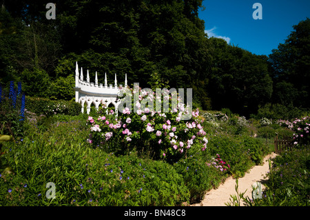 Rosa X centifolia "Muscosa" und die Exedra im Painswick Rokoko Garden in The Cotswolds Stockfoto