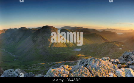 Sommer Sonnenaufgang über große Giebel und landschaftlich Tarn im englischen Lake District. Vom Gipfel des großen Ende genommen Stockfoto