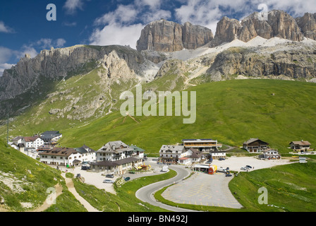 Sommer Blick auf Pordoijoch dominiert von Sella Mout, Trentino, Italien Stockfoto