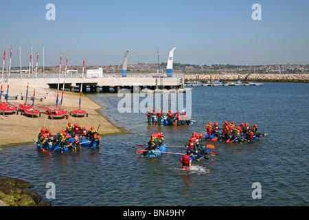 Kinder auf eine rafting-Abenteuer in Weymouth & Portland Sailing Academy am Hafen von Portland Stockfoto