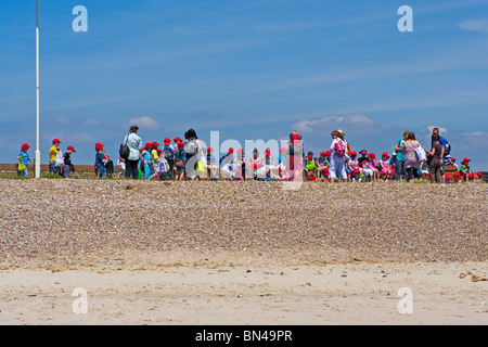 Schülerinnen und Schüler auf eine Reise nach Seaside Littlehampton West Sussex England uk Stockfoto