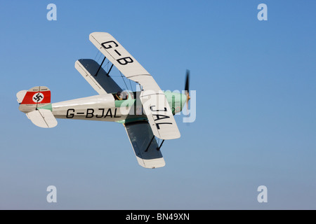 CASA (Bücker) 1-131E Serie 1000 Jungmann G-BJAL im Flug am Breighton Flugplatz Stockfoto