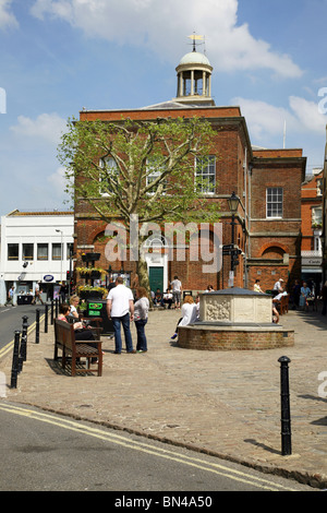 Szene in Bucky Doo Square, ein beliebter Treffpunkt befindet sich in South Street hinter dem Rathaus in Bridport Stockfoto