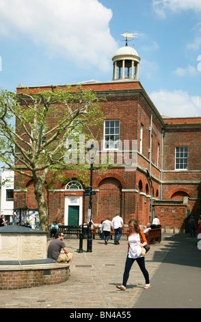 Szene in Bucky Doo Square, ein beliebter Treffpunkt befindet sich in South Street hinter dem Rathaus in Bridport Stockfoto