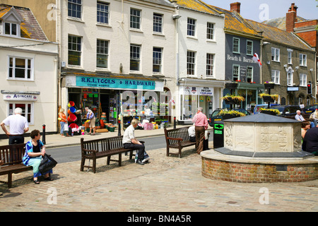 Szene in Bucky Doo Square, ein beliebter Treffpunkt befindet sich in South Street hinter dem Rathaus in Bridport Stockfoto