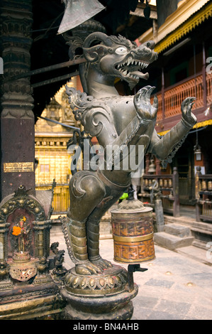 Tempelwächter, buddhistische Bronzestatue. auf den goldenen Tempel, Durbar Square, Patan, Nepal. Stockfoto