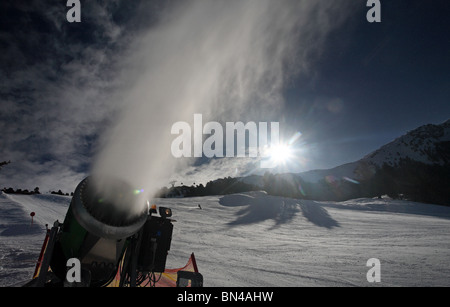 Eine Schneekanone in der Sonne, Jerzens, Österreich Stockfoto