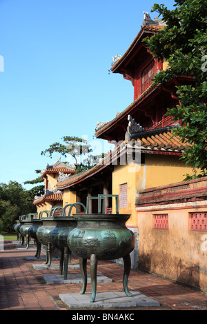 Aufgenommen auf der Zitadelle in Hue, Vietnam. Die neun dynastischen Urnen vor Thế Miếu (Tempel der Generationen) Stockfoto