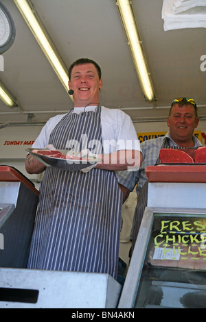 Metzger verkauft seine Produkte auf Dorchester Markt Stockfoto