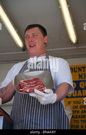 Metzger verkauft seine Produkte auf Dorchester Markt Stockfoto