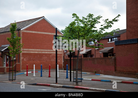 Rot, weiß und blau lackiert auf den Bordsteinen und Autoabsperrungen in der stauchly loyallist/protestantischen Sandy Row Gegend von Belfast, NI Stockfoto