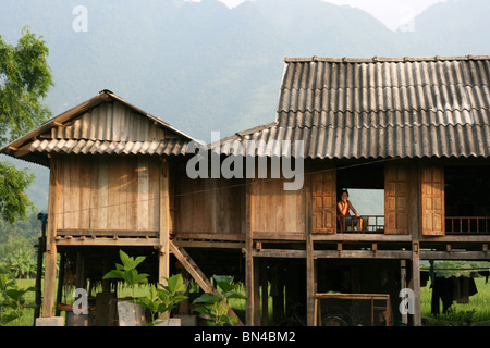 Hölzerne Pfahlhaus im Mai Chau Tal, Vietnam Stockfoto