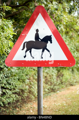 Ein Schild warnt Fahrzeuge gibt es Pferd und Reiter in der Nähe. Foto von Matt Kirwan Stockfoto