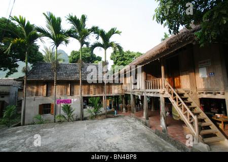 Hölzerne Pfahlhaus im Mai Chau Tal, Vietnam Stockfoto