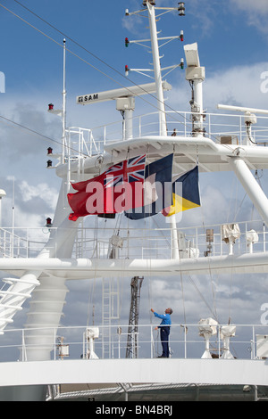 P & O Liner VENTURA Raising Flaggen vor der Abfahrt aus dem Hafen von Southampton UK Stockfoto