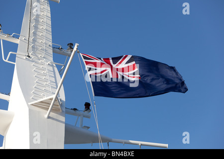 Die Blue Ensign Flagge am Main Mast der Cunard-Liner "Queen Victoria" Stockfoto