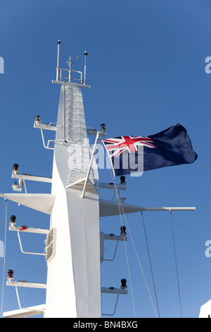 Die Blue Ensign Flagge am Main Mast der Cunard-Liner "Queen Victoria" Stockfoto