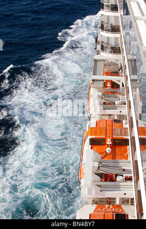 Neuesten Rettungsboot Designs sitzt gesicherten unter Balkonen Passagierkabinen an Bord der Cunard-Liner Queen Victoria Stockfoto