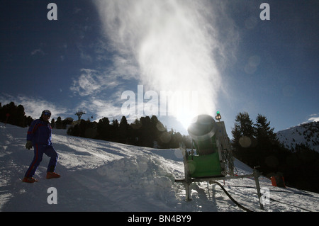 Eine Schneekanone, Jerzens, Österreich Stockfoto