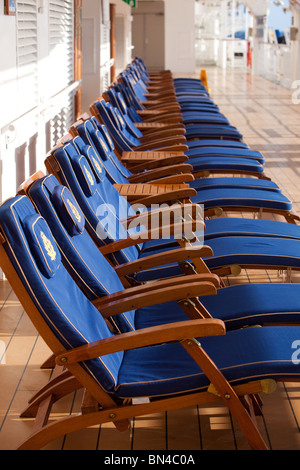 Leere Sitze und liegen für Passagiere zur Verfügung, um die Sonne und das Meer auf dem Prom-Deck der "Queen Victoria" von Cunard Liner zu genießen Stockfoto