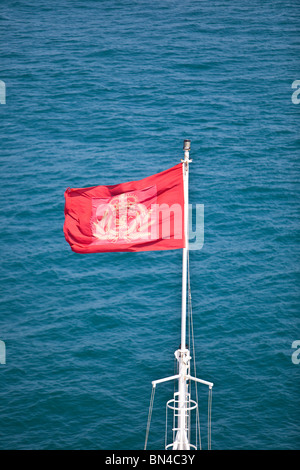 Haus-Flagge von Cunard fliegen am Bug der "Queen Victoria" Stockfoto