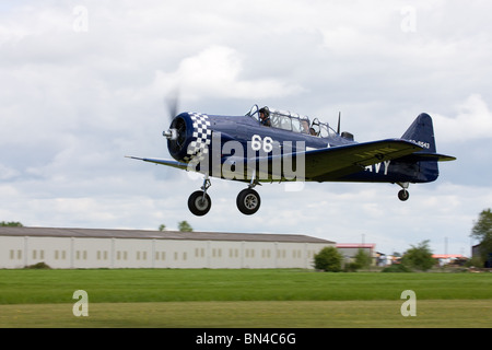 North American T6J Harvard 52-8453 66 Marine G-BUKY Takiing Start vom Flugplatz Breighton Stockfoto